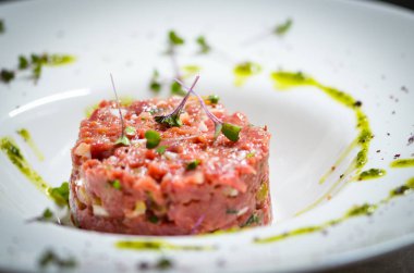 Lezzetli sebzeli taze etli tartar.