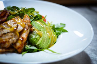 Taze avokado ve tavuk salatası 