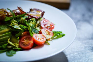 Taze avokado ve tavuk salatası 