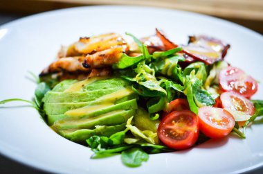 Taze avokado ve tavuk salatası 