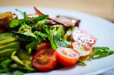 Taze avokado ve tavuk salatası 