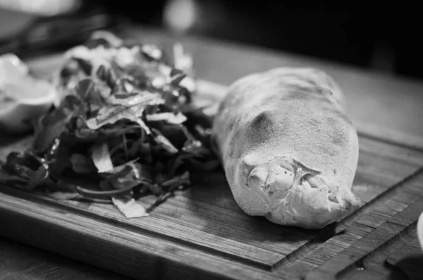 Taze Ekmeğin Içinde Sığır Pirzolası — Stok fotoğraf