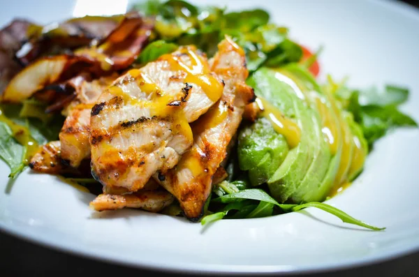 Taze Avokado Tavuk Salatası — Stok fotoğraf