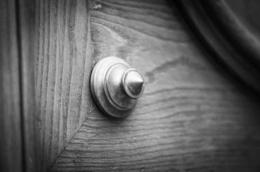 Tahtadan eski kapılar ve tasarlanmış topuzlar.