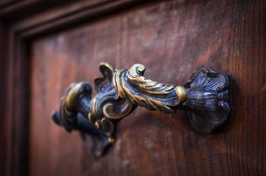 Tahtadan eski kapılar ve tasarlanmış topuzlar.