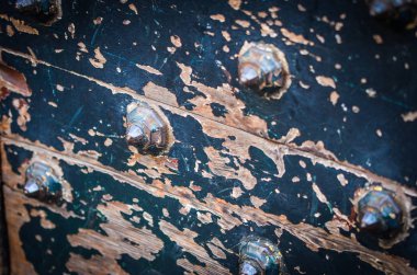 Tahtadan eski kapılar ve tasarlanmış topuzlar.