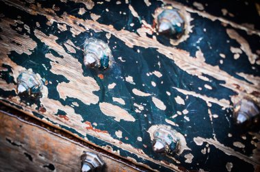 Tahtadan eski kapılar ve tasarlanmış topuzlar.