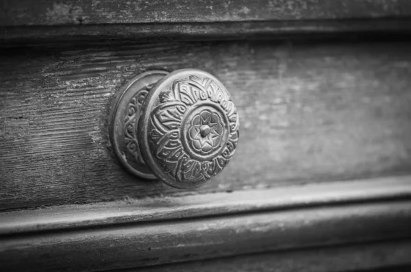木やデザインのノブから古い古代のドア — ストック写真