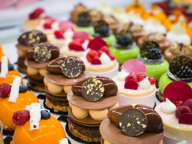 Ev yapımı lezzetli mini kekler.