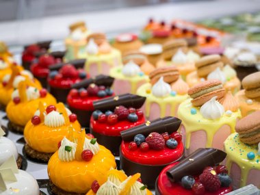 Ev yapımı lezzetli mini kekler.