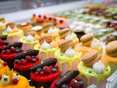 Ev yapımı lezzetli mini kekler.