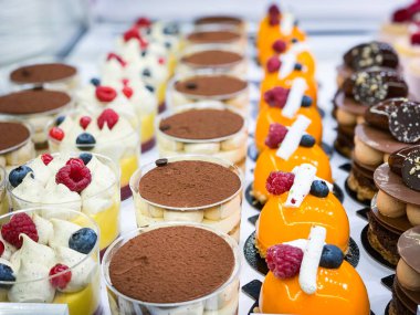 Ev yapımı lezzetli mini kekler.