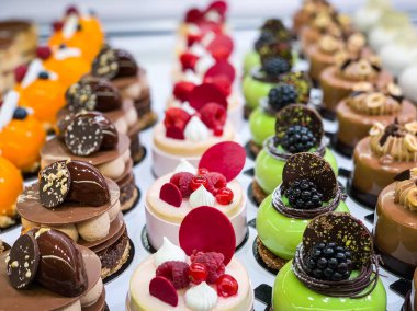 Ev yapımı lezzetli mini kekler.