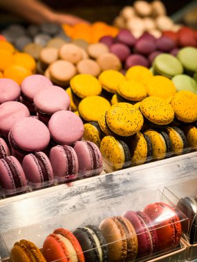 Lezzetli Fransız kurabiyelerinin karışımı.