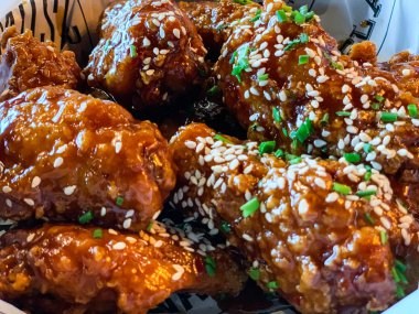 Lezzetli susamlı tavuk kanadı.