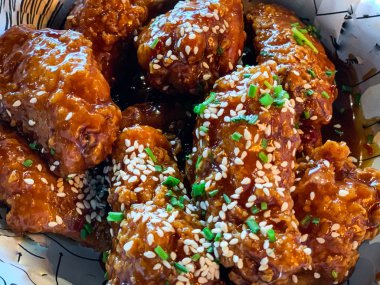 Lezzetli susamlı tavuk kanadı.