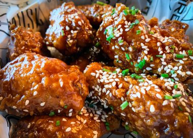 Lezzetli susamlı tavuk kanadı.