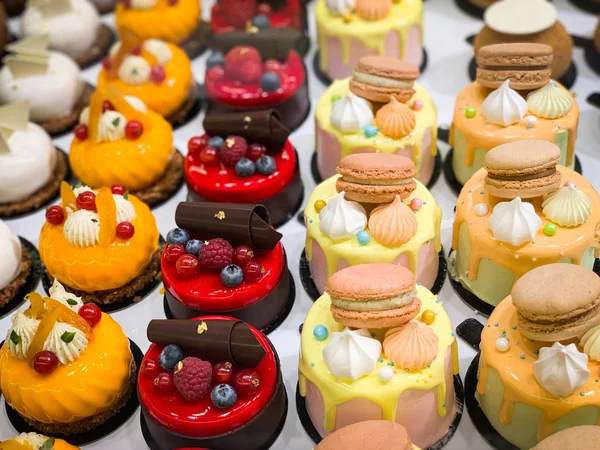 Ev yapımı lezzetli mini kekler.