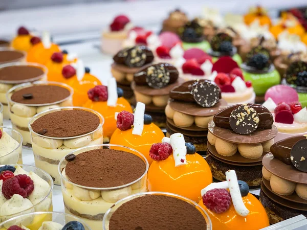 Ev yapımı lezzetli mini kekler.