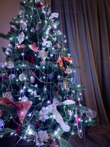 Mooie Kerstboom Van Dichtbij Bekijken — Stockfoto
