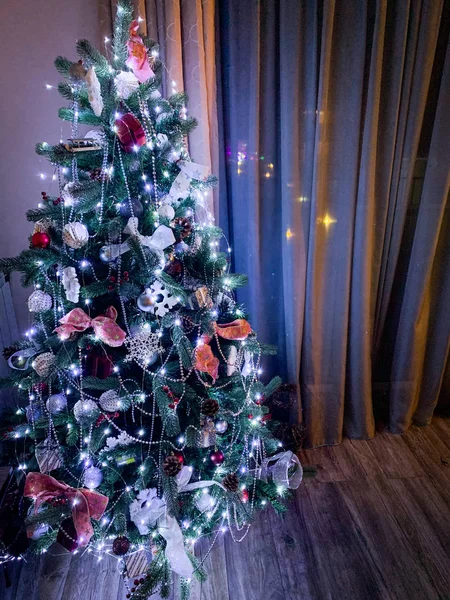 Mooie Kerstboom Van Dichtbij Bekijken — Stockfoto