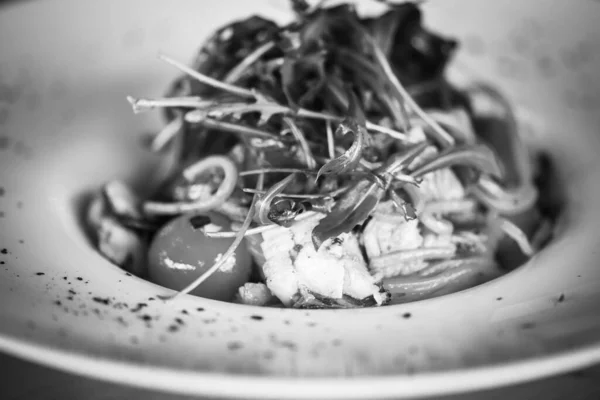 Delicious Fresh Italian Pasta Fish Rucola Salad — Stockfoto