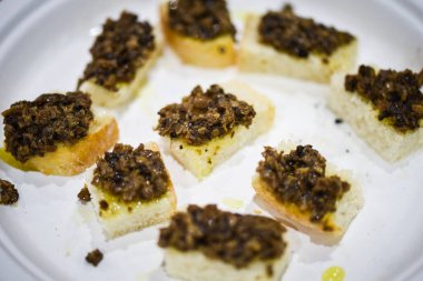 Taze trüf mantarlı lezzetli tapas & bruschetta