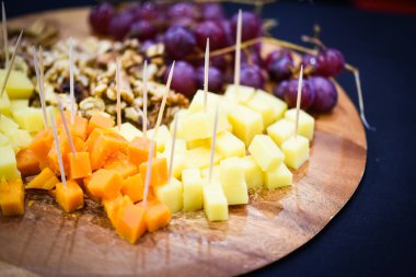 Peynir ve fındık tabağını karıştır