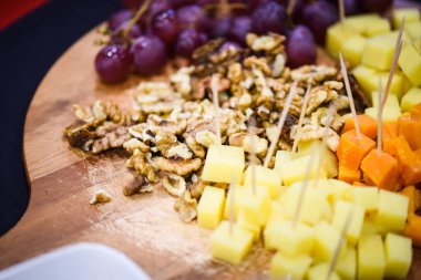 Peynir ve fındık tabağını karıştır