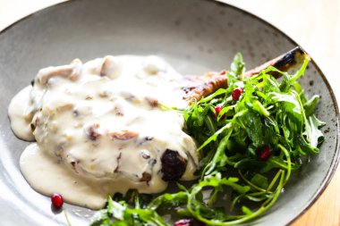 Lezzetli domuz pirzolası ve mantar sosu