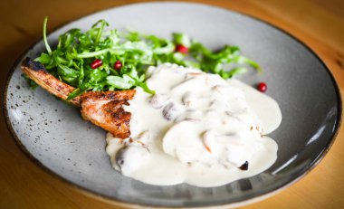 Lezzetli domuz pirzolası ve mantar sosu