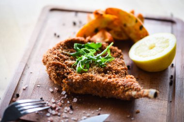 Lezzetli çıtır panko domuz şnitzel ve taze biber.