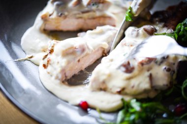 Lezzetli domuz pirzolası ve mantar sosu