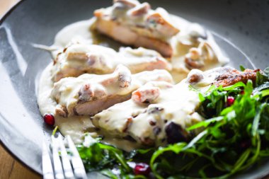 Lezzetli domuz pirzolası ve mantar sosu