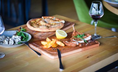 Lezzetli çıtır panko domuz şnitzel ve taze biber.