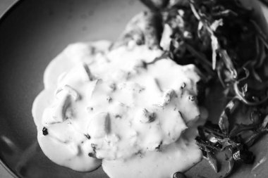 Lezzetli domuz pirzolası ve mantar sosu