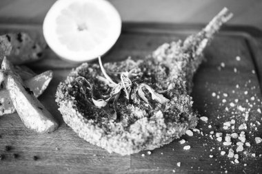 Lezzetli çıtır panko domuz şnitzel ve taze biber.