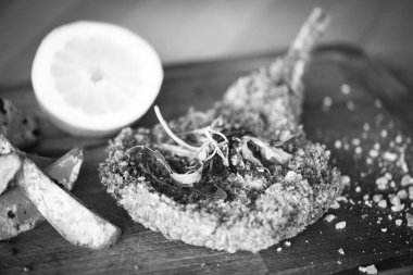 Lezzetli çıtır panko domuz şnitzel ve taze biber.