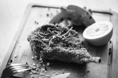 Lezzetli çıtır panko domuz şnitzel ve taze biber.