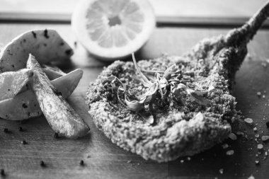 Lezzetli çıtır panko domuz şnitzel ve taze biber.