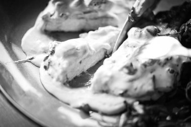 Lezzetli domuz pirzolası ve mantar sosu