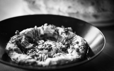 Lezzetli ev yapımı Lübnan humusu ve taze nar tohumları.