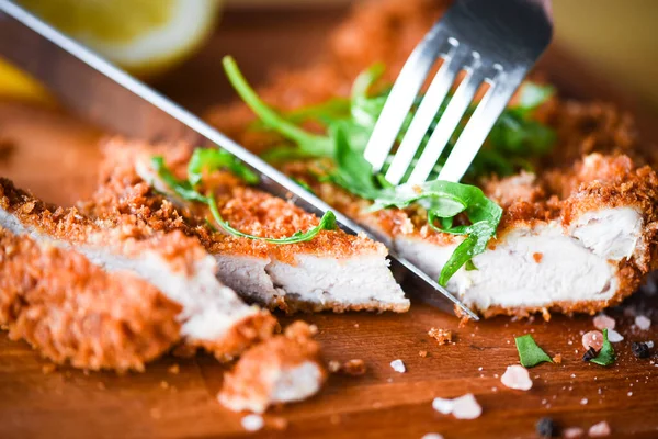 Lezzetli çıtır panko domuz şnitzel ve taze biber.