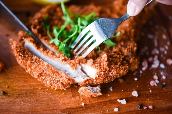 Lezzetli çıtır panko domuz şnitzel ve taze biber.