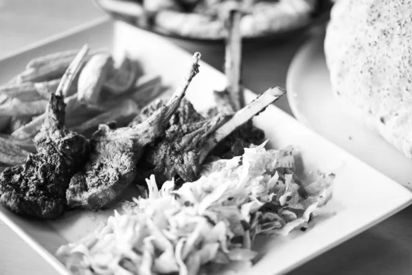 Läckra Grillade Lamm Ätpinnar Med Pommes Frites Pesto Sås Mix — Stockfoto