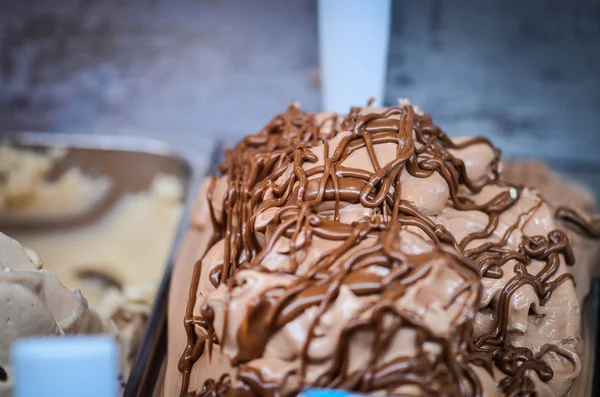 Delicieuse Glace Italienne Avec Fruits Frais Et Melange De Noix Graines Pistaches Flocons De Chocolat Dessert Italie Alimentation Stock Photo