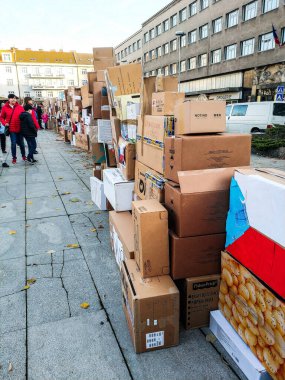 Hradec Kralove, Çek Cumhuriyeti - 17 Kasım 2019: 1989 yılından kalma kutular duvarı yeniden inşa ediliyor