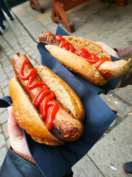 Sostiene hot dog, Dresde, Alemania - 12.15.2018 - carne de ciervo —  Fotos de Stock