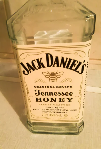 Pardubice, República Checa - 6 de janeiro de 2017. Foto de garrafa vazia de Jack Daniels Honey — Fotografia de Stock