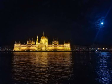 Macaristan, Budapeşte - 19 Nisan 2019 - Macaristan Parlamentosu 'nun Tuna Nehri ve parlayan aya yansıması